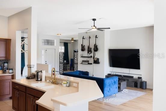 合同活跃: $395,000 (3 贝兹, 2 浴室, 1924 平方英尺)