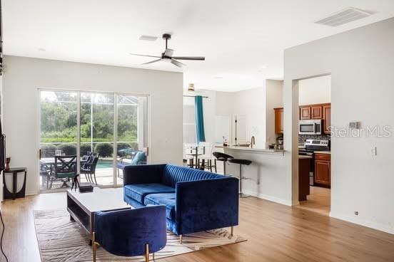 合同活跃: $395,000 (3 贝兹, 2 浴室, 1924 平方英尺)