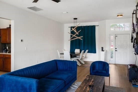 合同活跃: $395,000 (3 贝兹, 2 浴室, 1924 平方英尺)