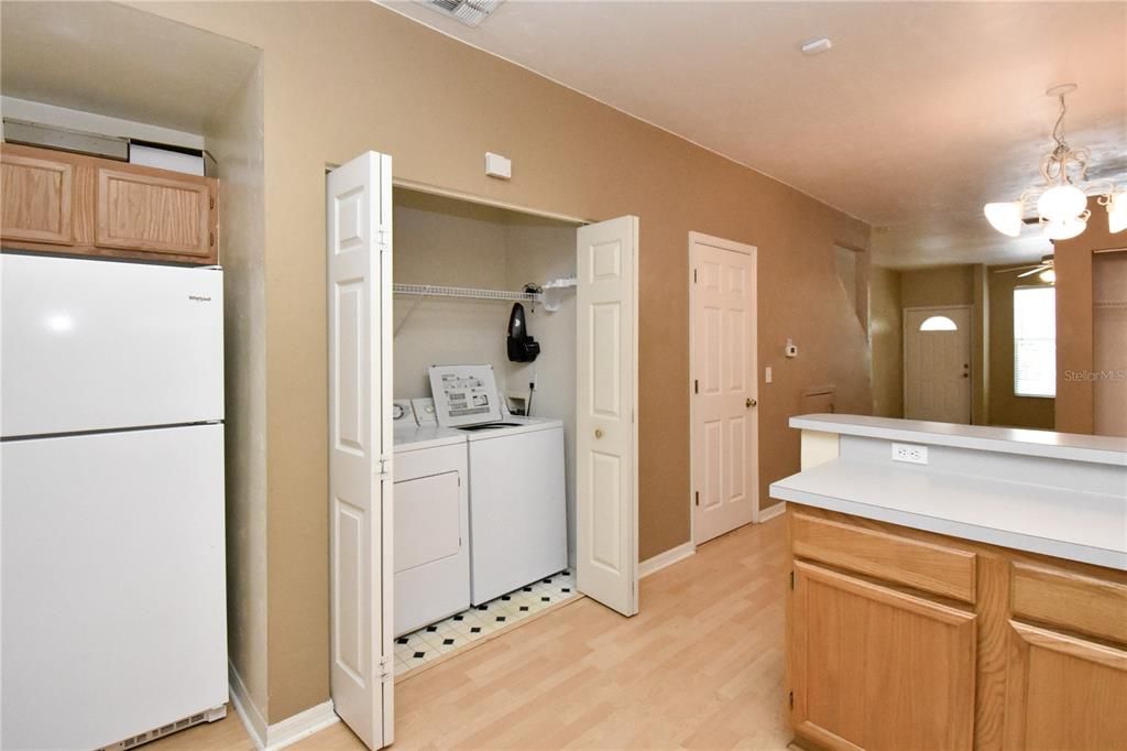 合同活跃: $160,000 (2 贝兹, 2 浴室, 1172 平方英尺)