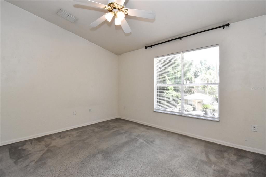 合同活跃: $160,000 (2 贝兹, 2 浴室, 1172 平方英尺)