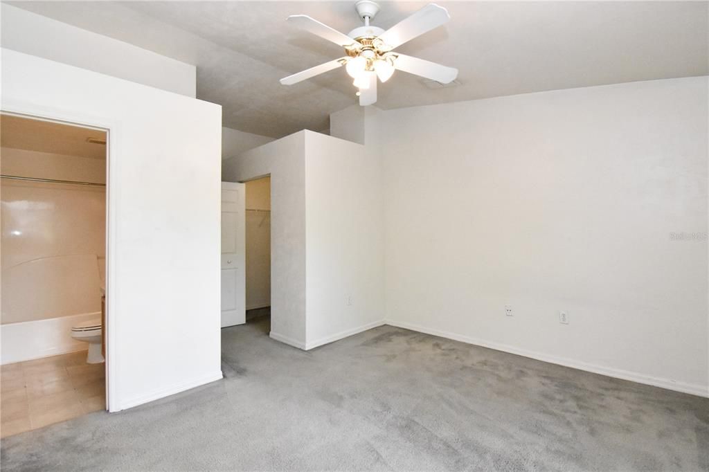 合同活跃: $160,000 (2 贝兹, 2 浴室, 1172 平方英尺)