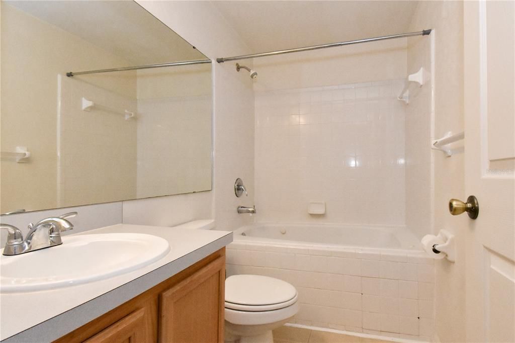 合同活跃: $160,000 (2 贝兹, 2 浴室, 1172 平方英尺)