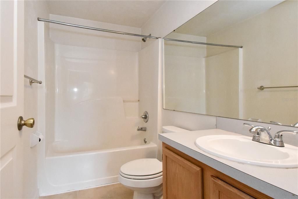 合同活跃: $160,000 (2 贝兹, 2 浴室, 1172 平方英尺)