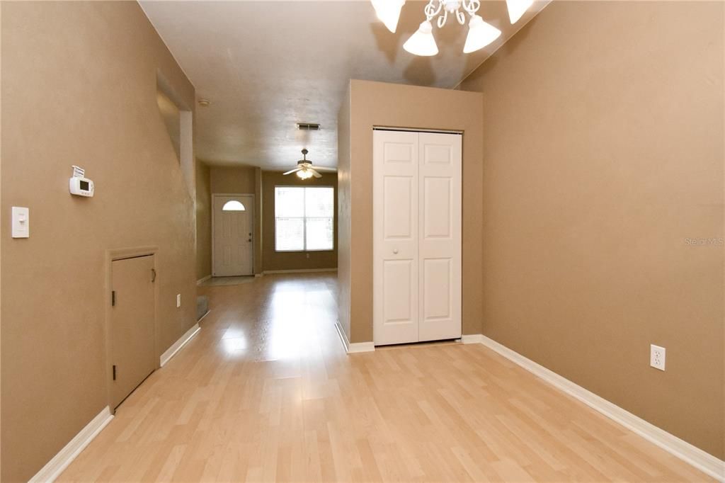 合同活跃: $160,000 (2 贝兹, 2 浴室, 1172 平方英尺)