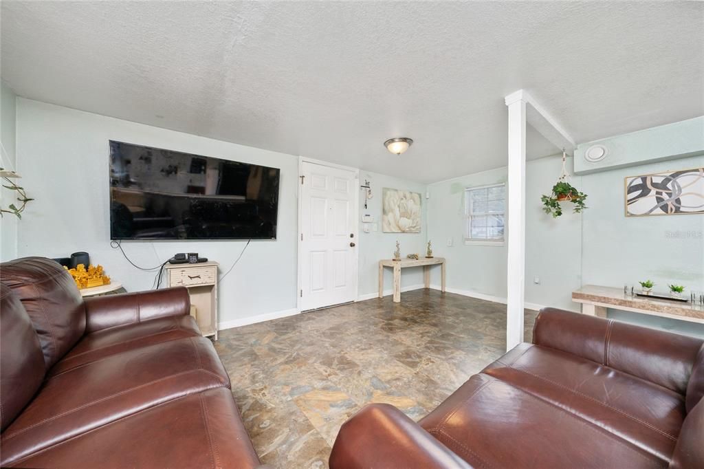 For Sale: $199,990 (2 beds, 1 baths, 1080 Square Feet)