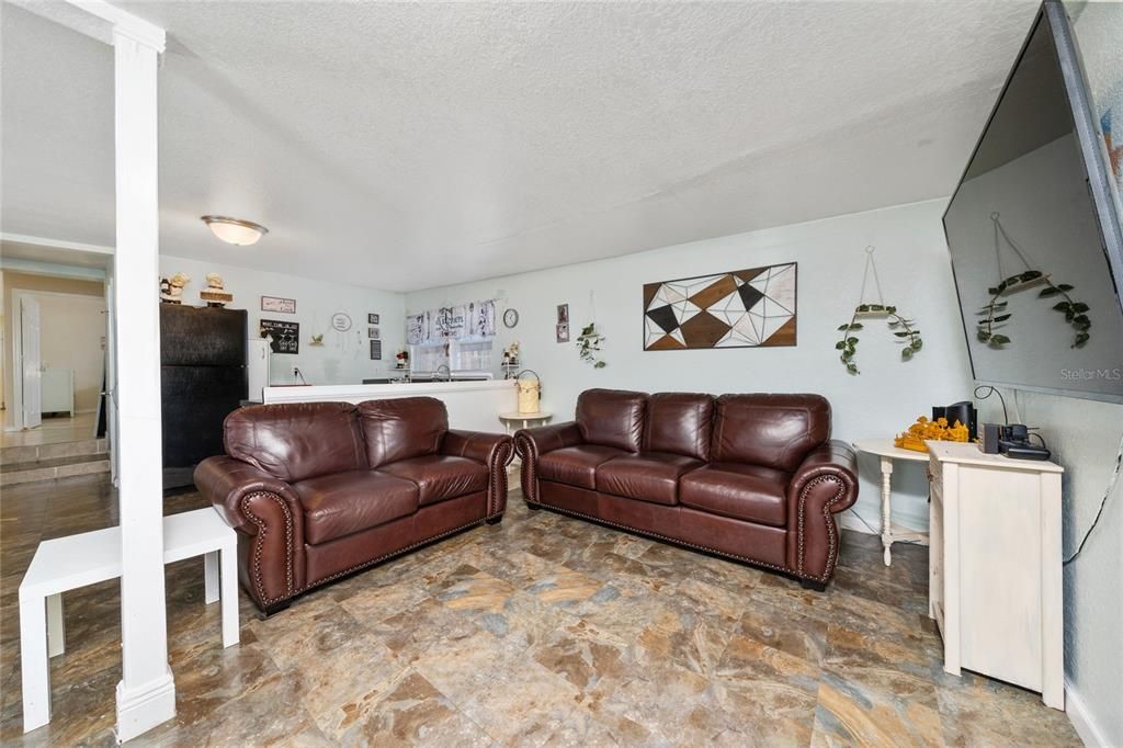 For Sale: $199,990 (2 beds, 1 baths, 1080 Square Feet)