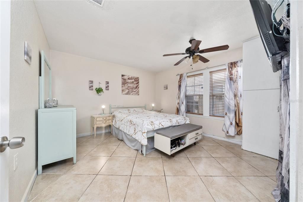 For Sale: $199,990 (2 beds, 1 baths, 1080 Square Feet)