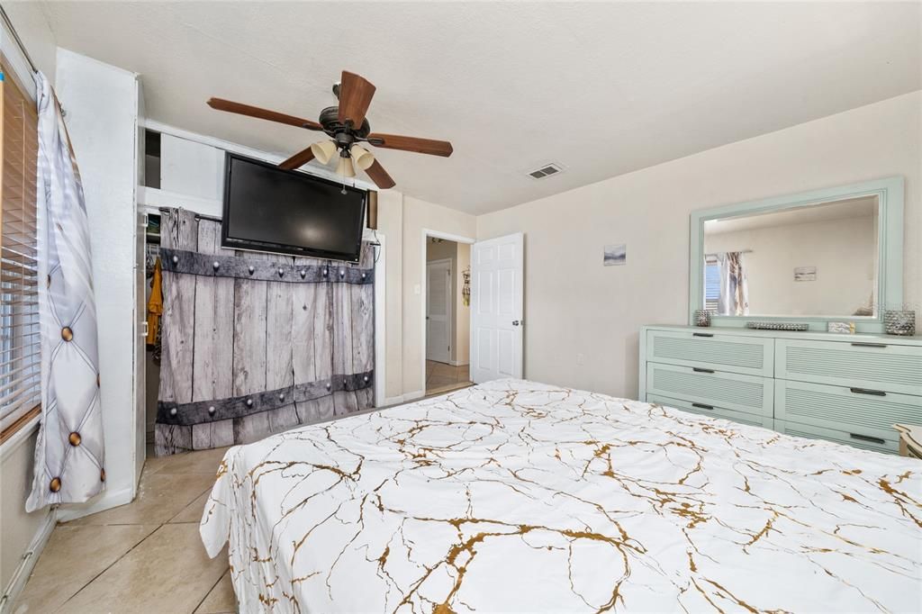 For Sale: $199,990 (2 beds, 1 baths, 1080 Square Feet)