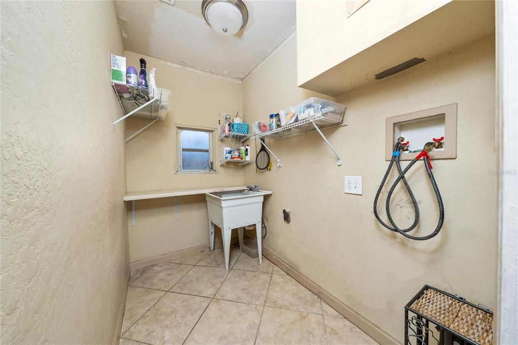 For Sale: $199,990 (2 beds, 1 baths, 1080 Square Feet)