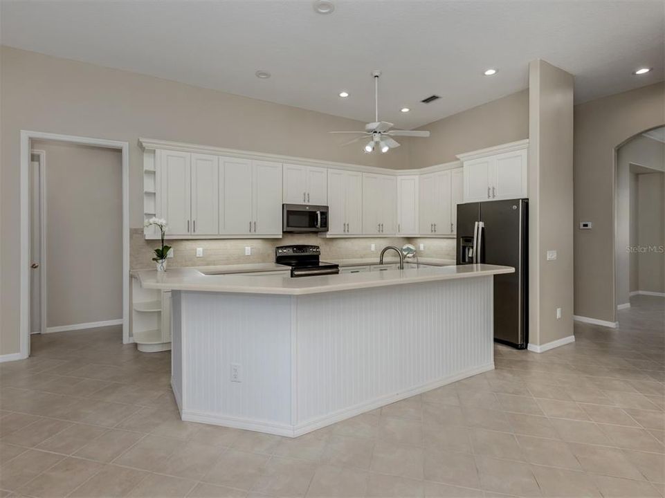 Под контрактом: $779,000 (3 спален, 3 ванн, 2827 Квадратных фут)