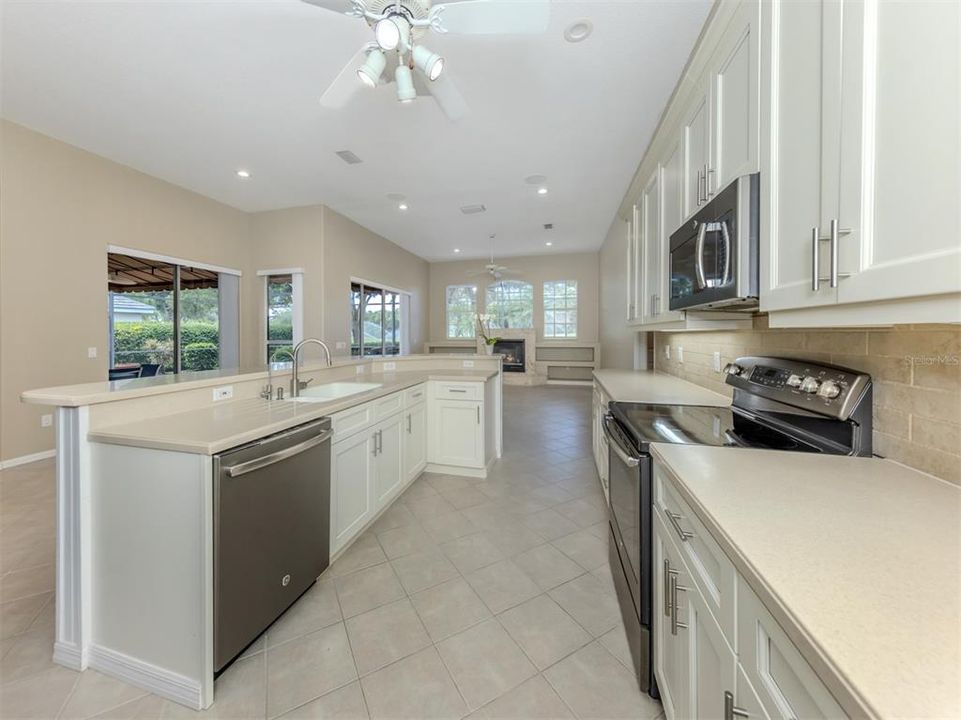 Под контрактом: $779,000 (3 спален, 3 ванн, 2827 Квадратных фут)