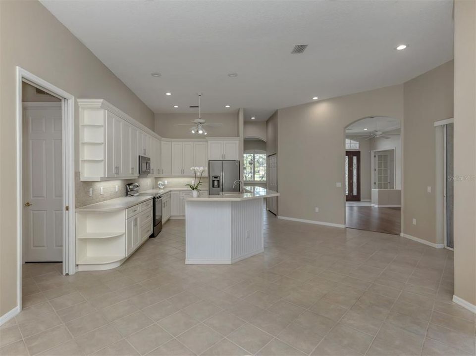 Под контрактом: $779,000 (3 спален, 3 ванн, 2827 Квадратных фут)