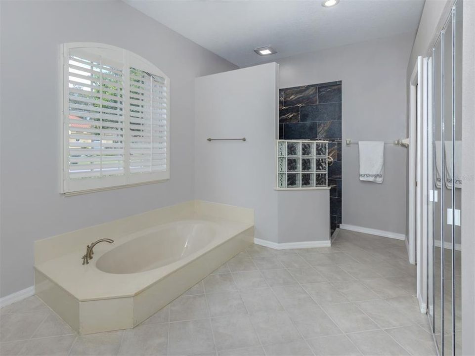 Под контрактом: $779,000 (3 спален, 3 ванн, 2827 Квадратных фут)