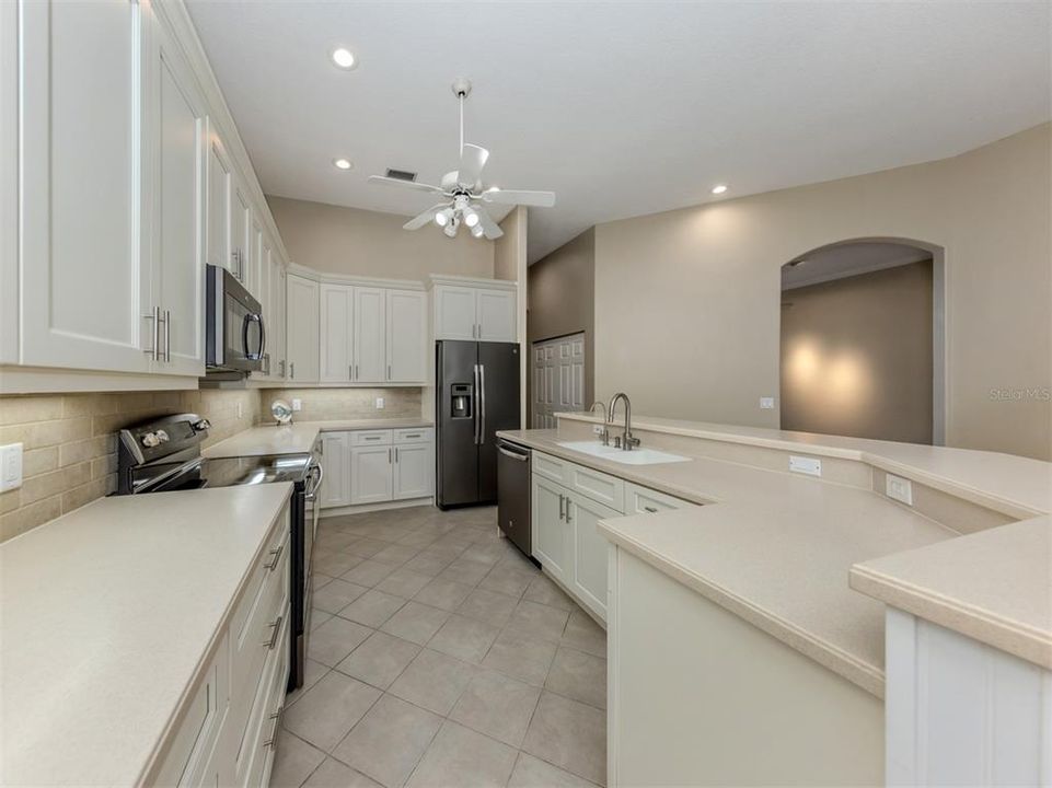 Под контрактом: $779,000 (3 спален, 3 ванн, 2827 Квадратных фут)