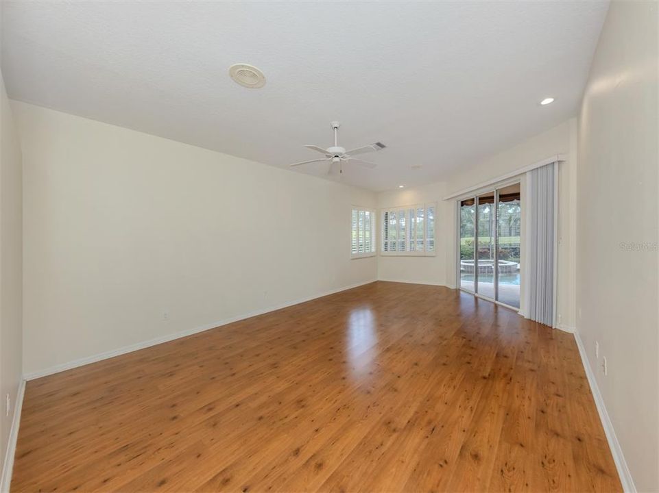 Под контрактом: $779,000 (3 спален, 3 ванн, 2827 Квадратных фут)