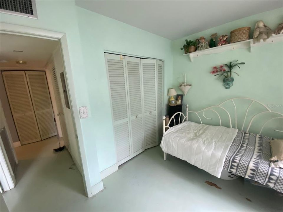 Под контрактом: $170,000 (2 спален, 1 ванн, 816 Квадратных фут)