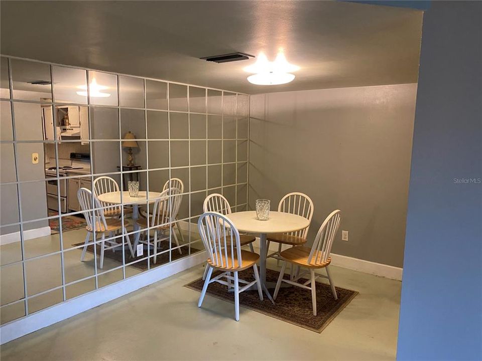 Под контрактом: $170,000 (2 спален, 1 ванн, 816 Квадратных фут)