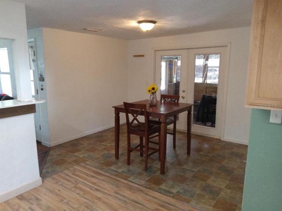 待售: $190,000 (2 贝兹, 1 浴室, 955 平方英尺)