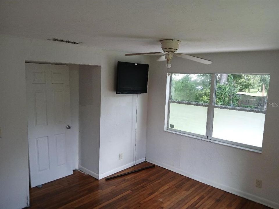 待售: $190,000 (2 贝兹, 1 浴室, 955 平方英尺)