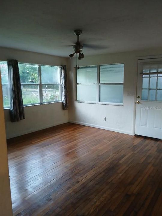 待售: $190,000 (2 贝兹, 1 浴室, 955 平方英尺)