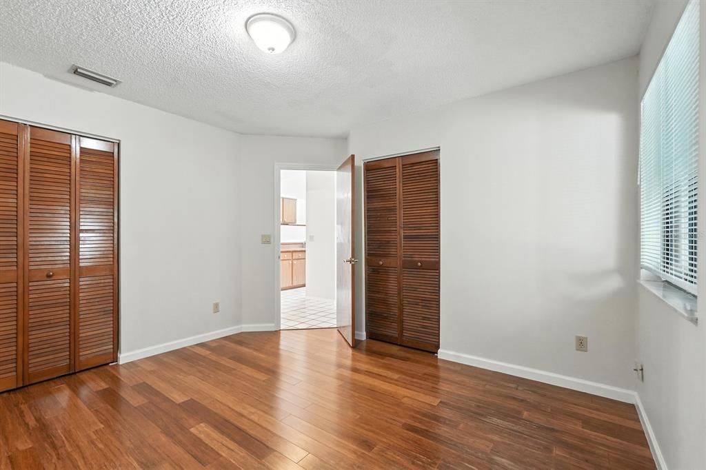 Active With Contract: $190,000 (3 beds, 2 baths, 1081 Square Feet)