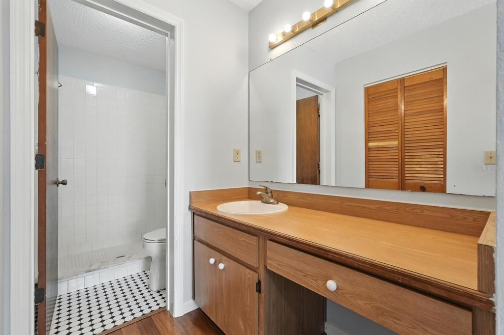 Active With Contract: $190,000 (3 beds, 2 baths, 1081 Square Feet)