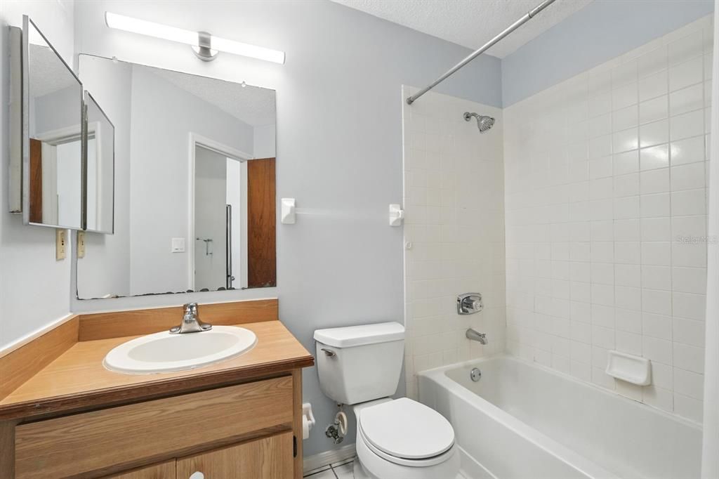 Active With Contract: $190,000 (3 beds, 2 baths, 1081 Square Feet)