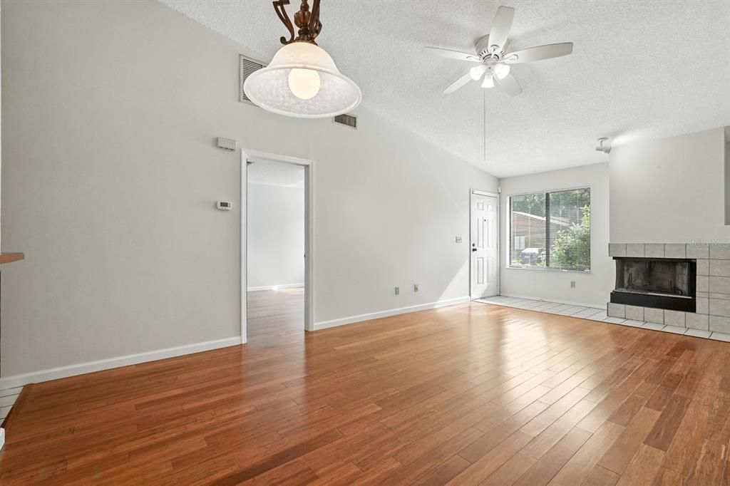 Active With Contract: $190,000 (3 beds, 2 baths, 1081 Square Feet)