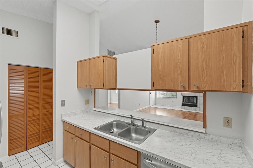 Active With Contract: $190,000 (3 beds, 2 baths, 1081 Square Feet)