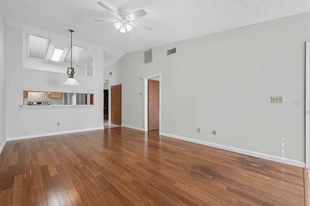 Active With Contract: $190,000 (3 beds, 2 baths, 1081 Square Feet)