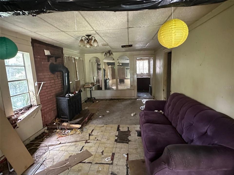 Active With Contract: $79,900 (2 beds, 1 baths, 588 Square Feet)