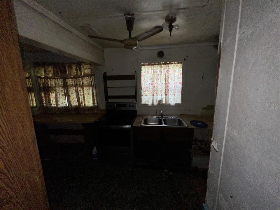 Active With Contract: $79,900 (2 beds, 1 baths, 588 Square Feet)