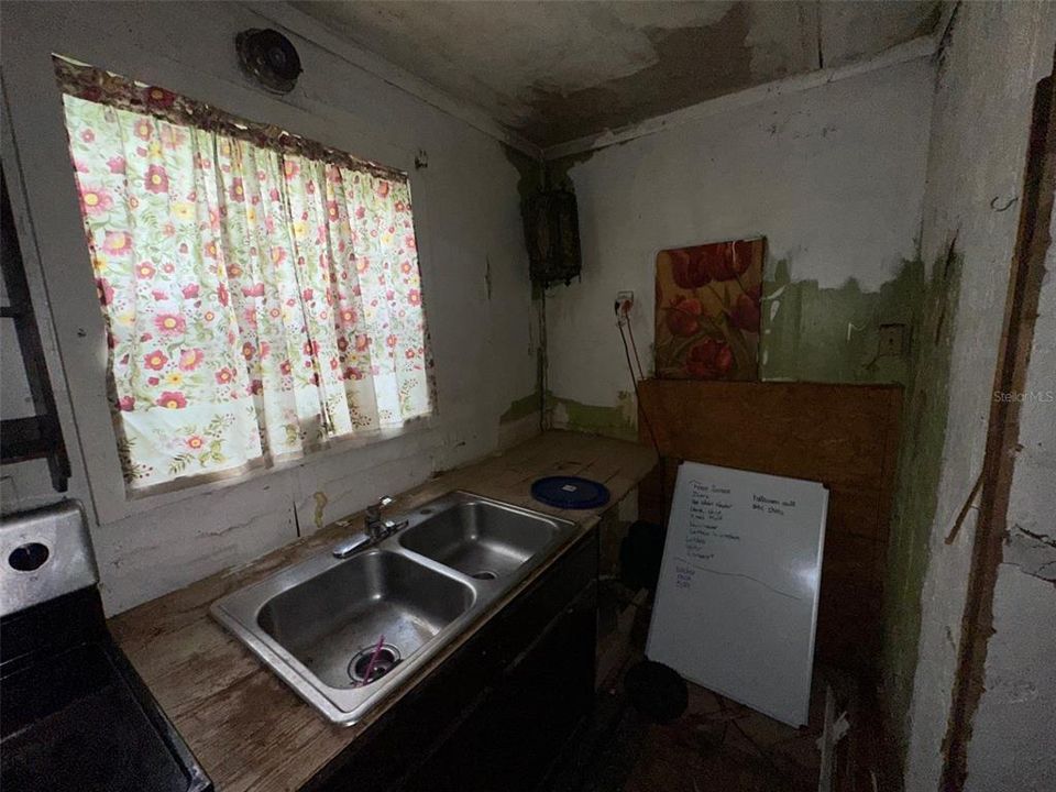 Active With Contract: $79,900 (2 beds, 1 baths, 588 Square Feet)