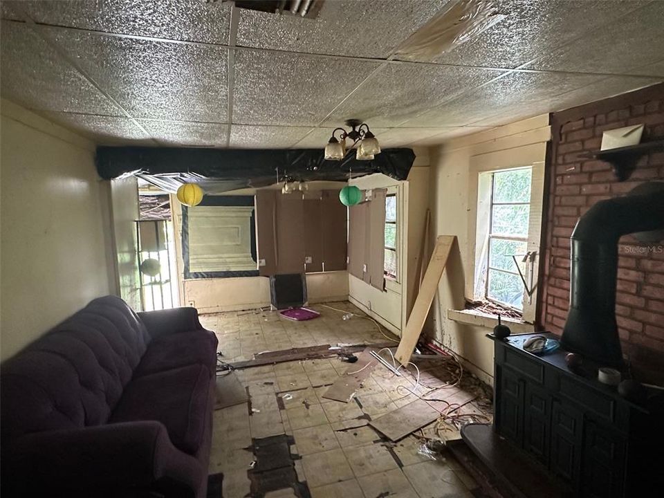 Active With Contract: $79,900 (2 beds, 1 baths, 588 Square Feet)