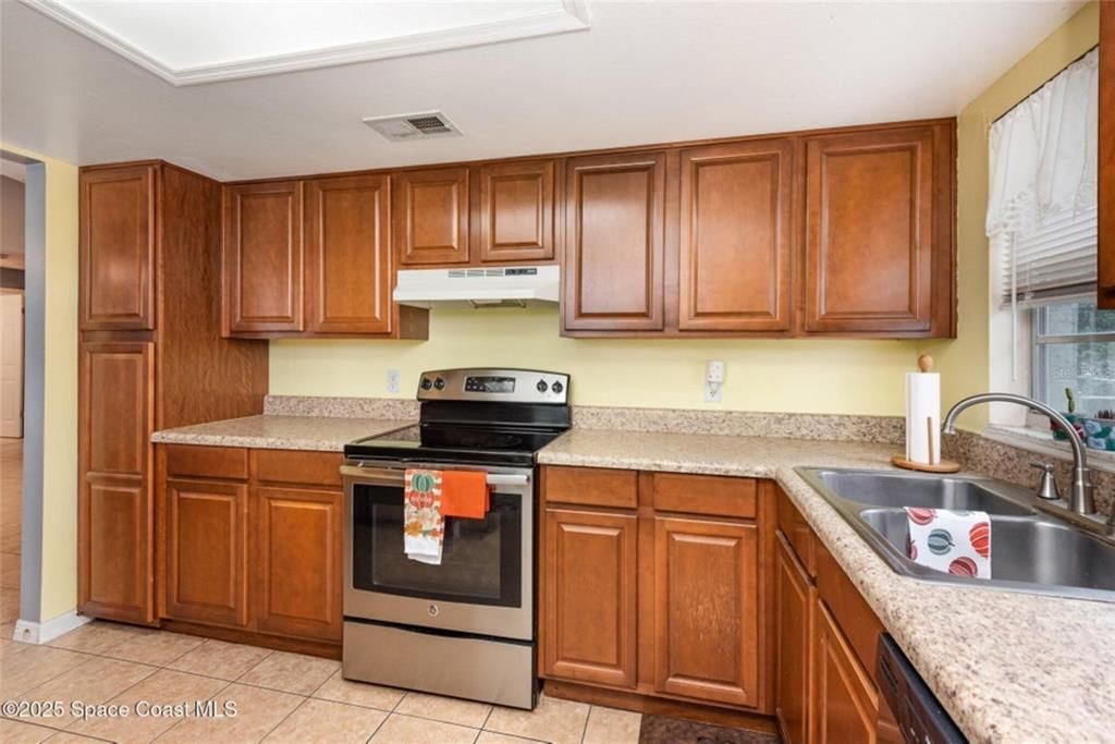 For Sale: $303,900 (2 beds, 2 baths, 1037 Square Feet)
