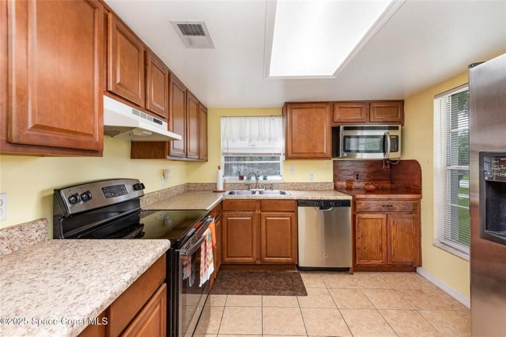For Sale: $303,900 (2 beds, 2 baths, 1037 Square Feet)