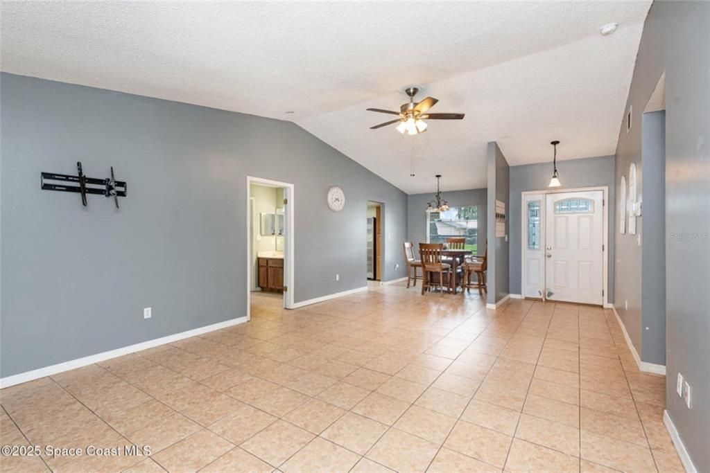For Sale: $303,900 (2 beds, 2 baths, 1037 Square Feet)