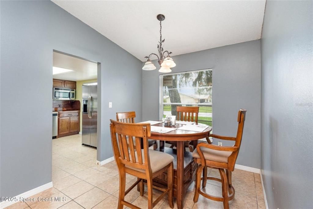 For Sale: $303,900 (2 beds, 2 baths, 1037 Square Feet)
