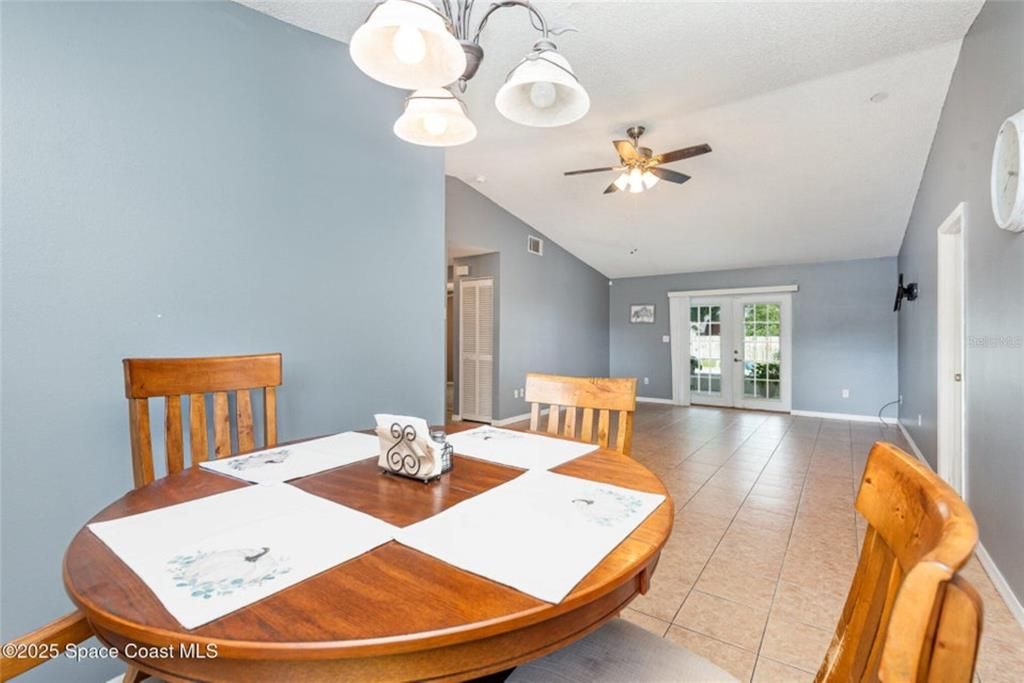 For Sale: $303,900 (2 beds, 2 baths, 1037 Square Feet)
