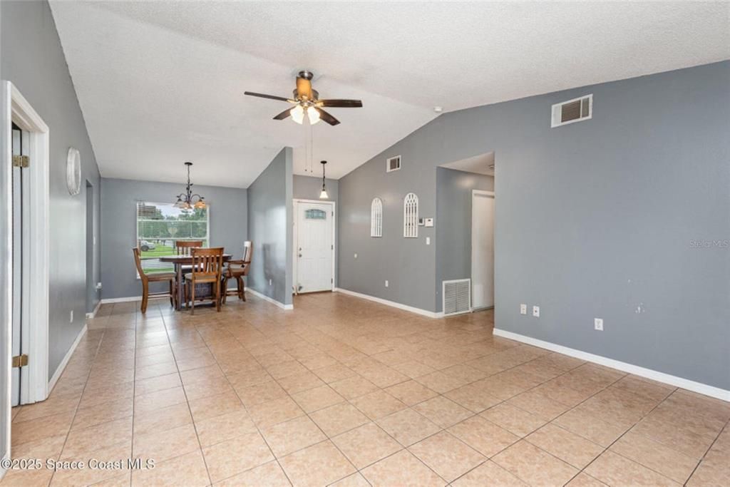For Sale: $303,900 (2 beds, 2 baths, 1037 Square Feet)
