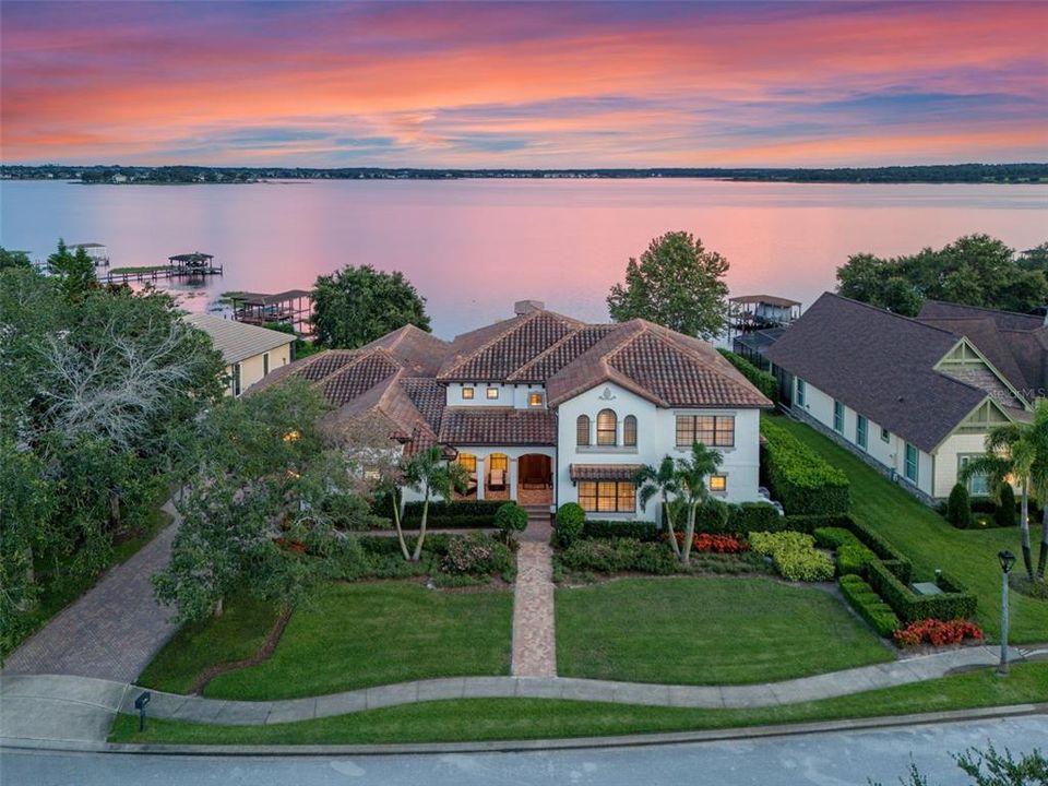 Недавно продано: $2,400,000 (5 спален, 3 ванн, 4798 Квадратных фут)