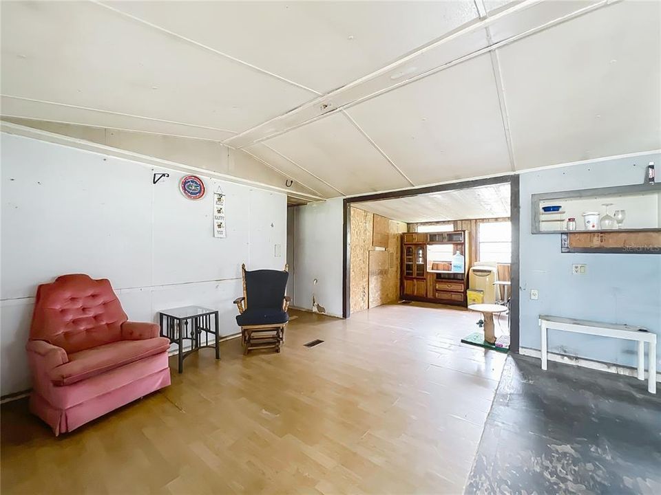 For Sale: $59,999 (3 beds, 2 baths, 784 Square Feet)