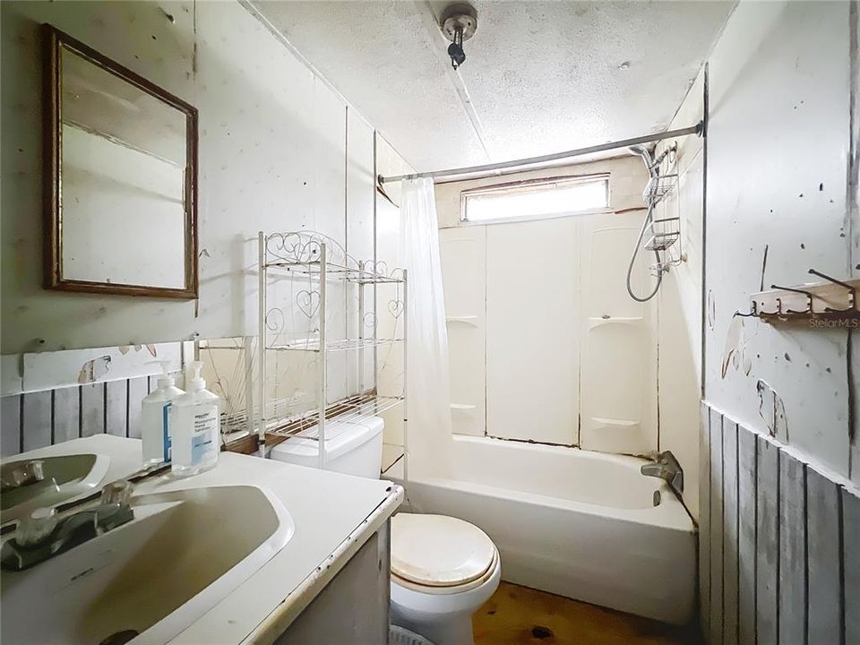 For Sale: $59,999 (3 beds, 2 baths, 784 Square Feet)