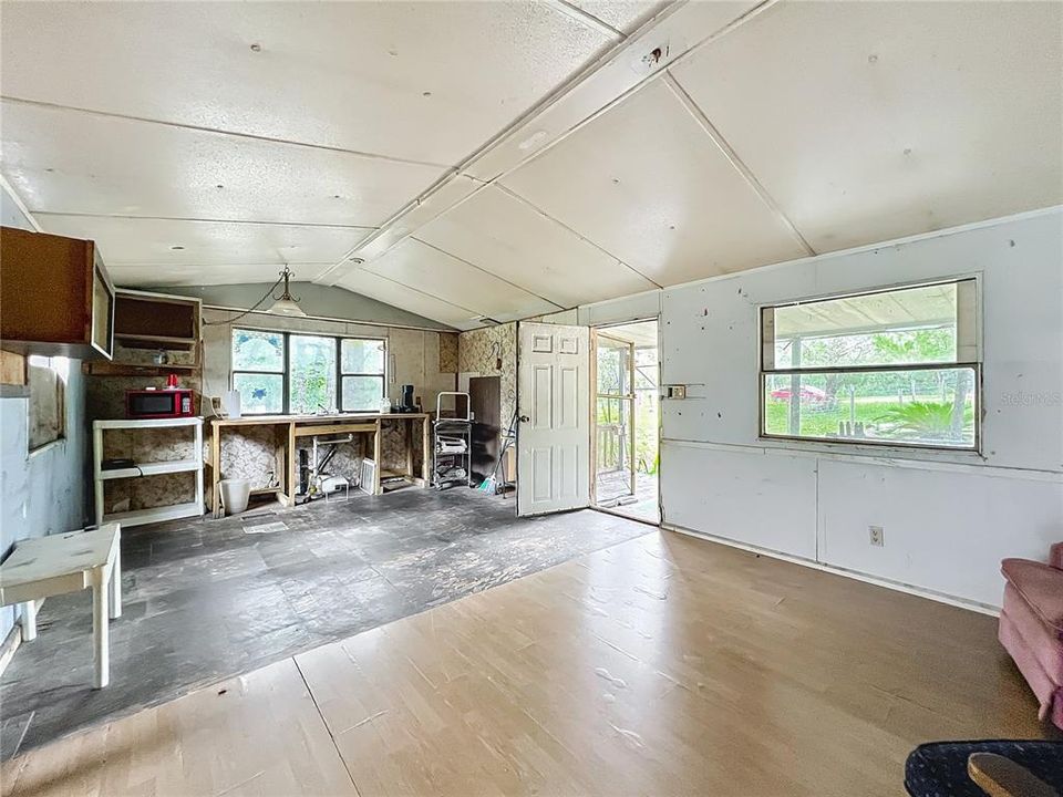 For Sale: $59,999 (3 beds, 2 baths, 784 Square Feet)