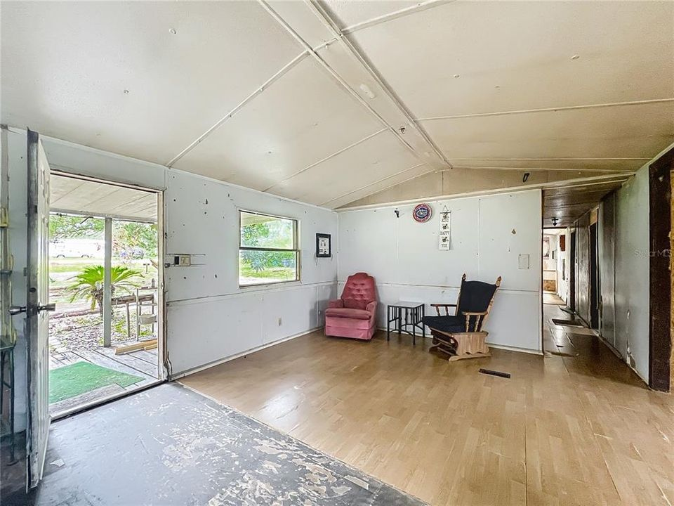 For Sale: $59,999 (3 beds, 2 baths, 784 Square Feet)