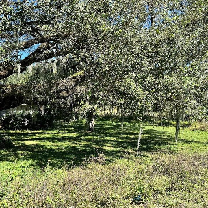 На продажу: $500,000 (0.84 acres)