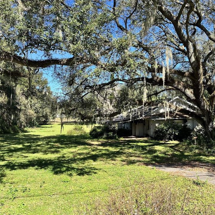 На продажу: $500,000 (0.84 acres)