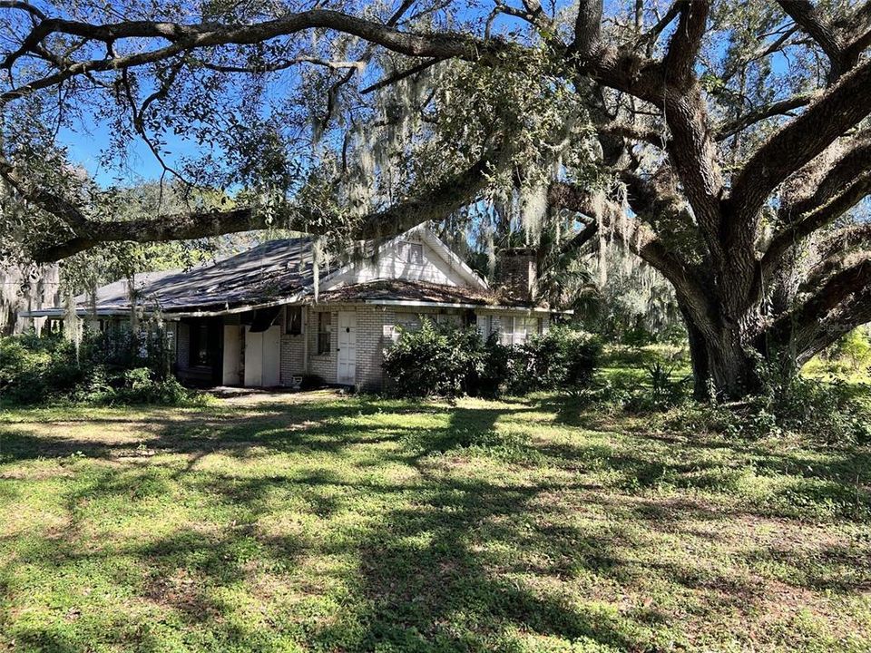 На продажу: $500,000 (0.84 acres)