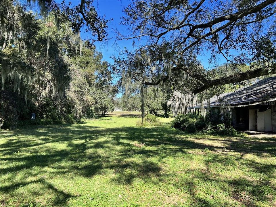 На продажу: $500,000 (0.84 acres)